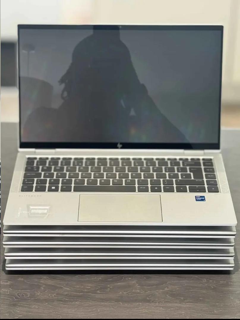 HP EliteBook 1030 G8 keyboard and display